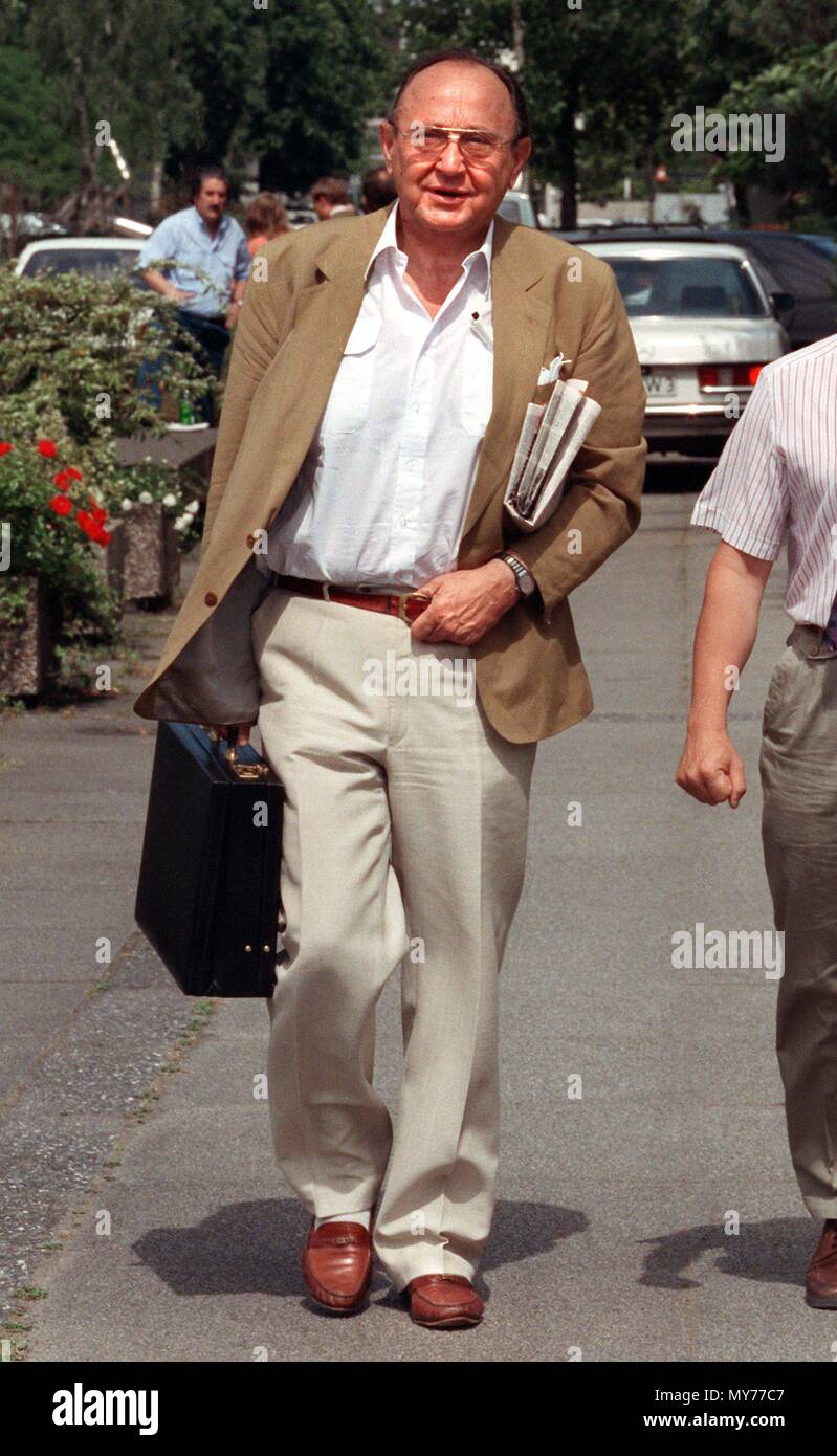 Former German foreign minister Hans-Dietrich Genscher leaves his office in Bonn, Germany, on 29 May 1992. | usage worldwide Stock Photo