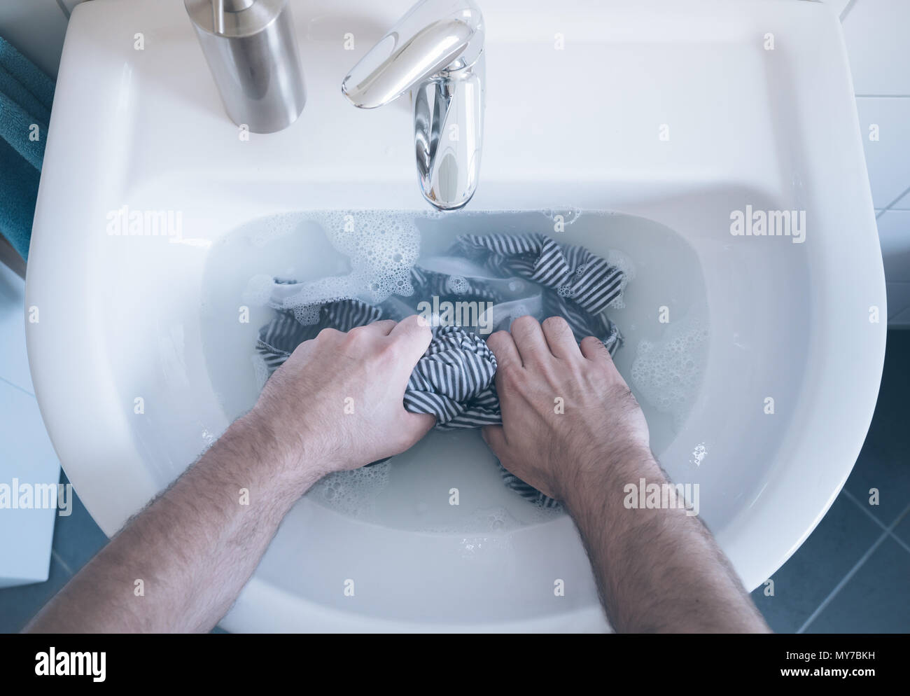 Hand washing clothes sink hires stock photography and images Alamy