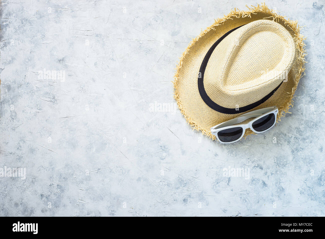 Straw hat and sunglasses Stock Photo - Alamy