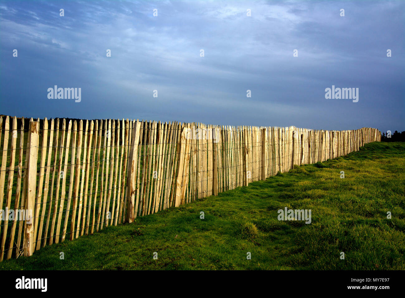Wooden barrier fence hi-res stock photography and images - Alamy