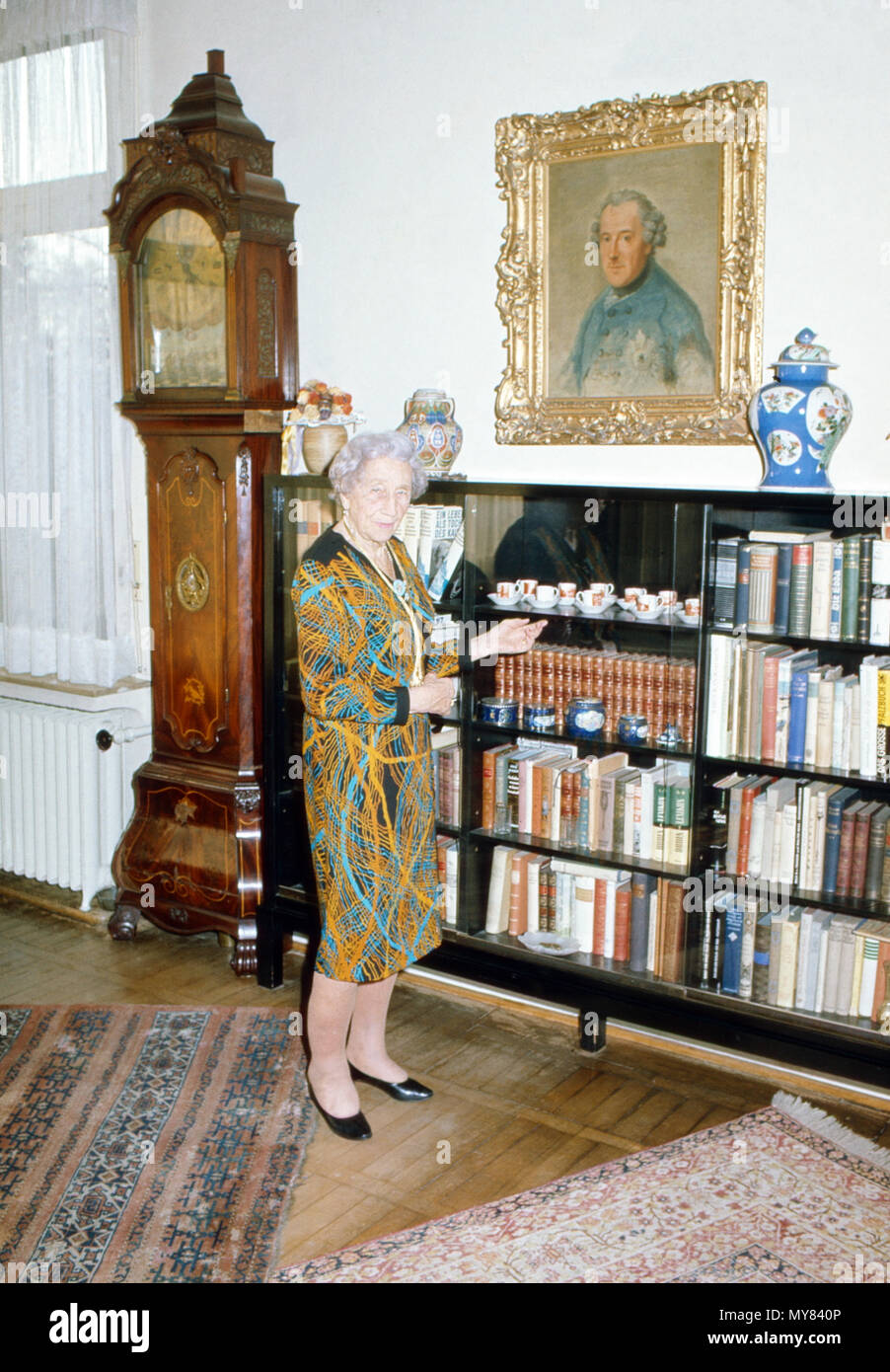 Prinzessin Viktoria Luise von Preußen, Herzogin zu Braunschweig-Lüneburg,  am Bücherschrank in ihrem Haus in Braunschweig, Deutschland 1974. Princess  Victoria Louise of Prussia, Duchess of Brunswick Lueneburg, at the  bookshelf in her house