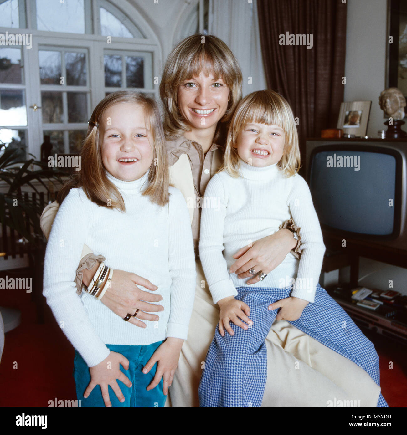 Prinzessin Angela von Hohenzollern mit den Töchtern Stephanie und