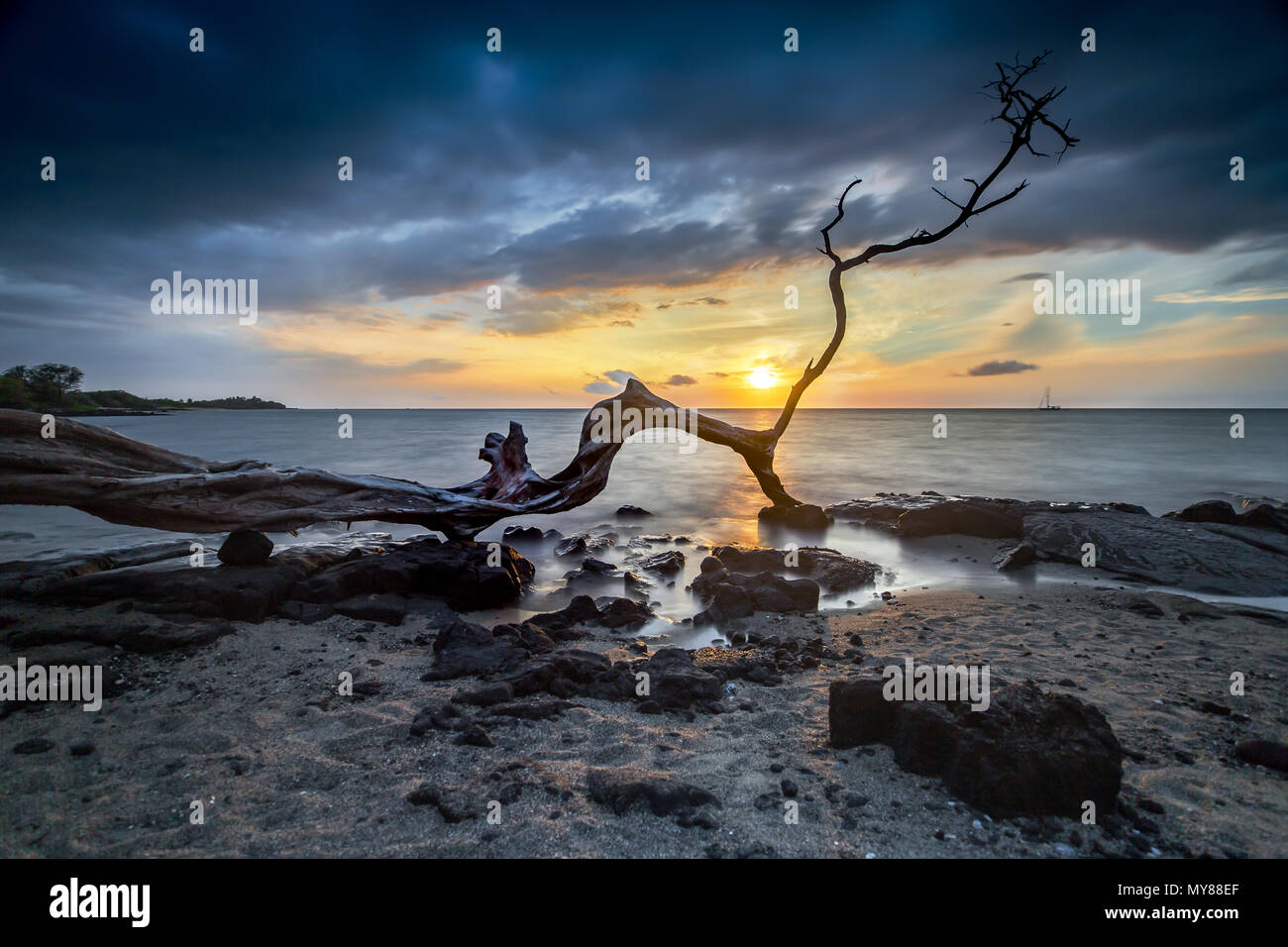 Hawaii beach sunset hi-res stock photography and images - Alamy