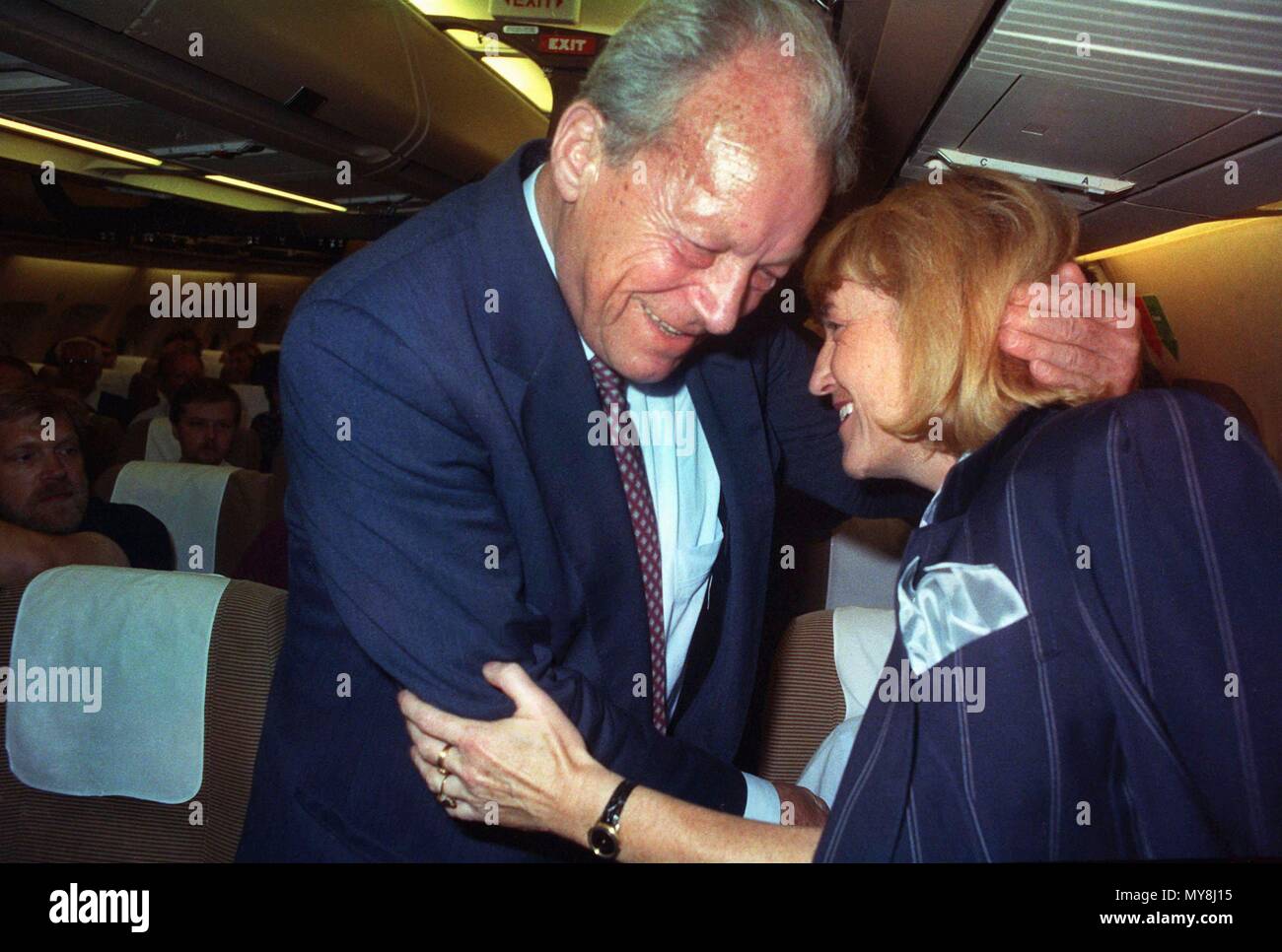 SPD honorary chairman Willy Brandt (L) hugs the wife of the German  ambassador to Kuwait Klaus Soenksen, on board a Lufthansa plane which  brought 175 hostages back from Iraq to Frankfurt on