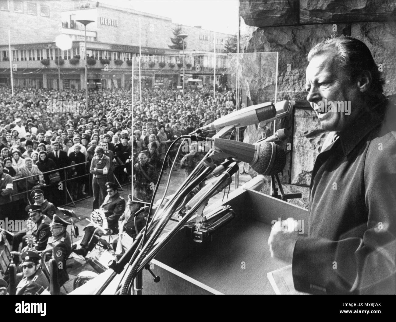 German Chancellor Willy Brandt (SPD) speaking to thousands of people during an election rally in Mainz, Germany, on 15 November 1972. Increased security measures during this election campaign include bullet-proof glass panels at the rostrum.  | usage worldwide Stock Photo