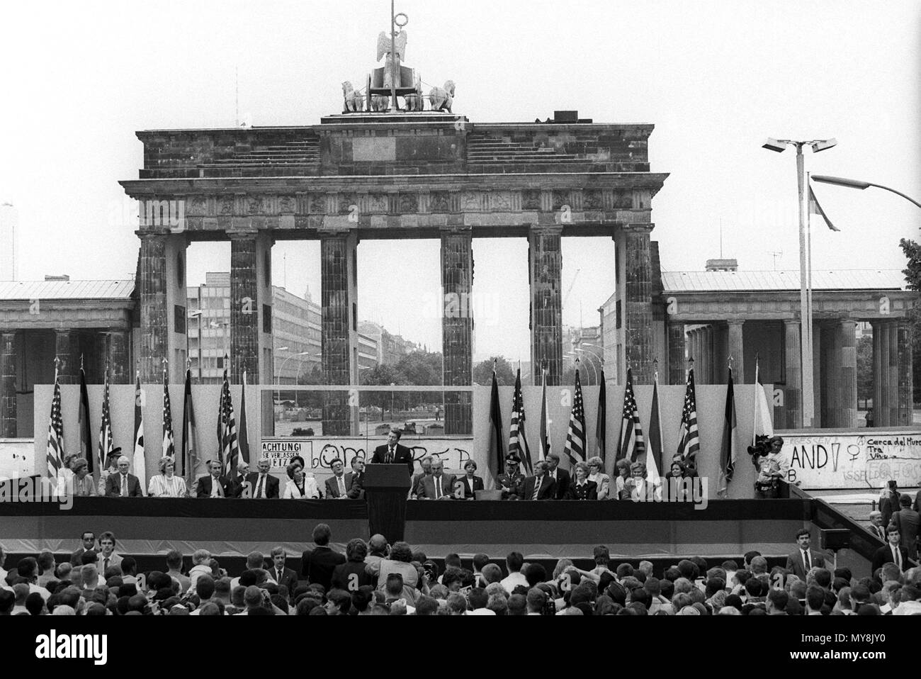 US President Ronald Reagan (C) gives a speech at the Berlin Wall by the Brandenburg Gate in West Berlin, on 12 June 1987. On the right beside him is German Chancellor Helmut Kohl. Around 25,000 people cheered his  famous words "Mr. Gorbachev, tear down this wall!" Reagan was in Berlin for several hours on the city's 750th anniversary. | usage worldwide Stock Photo