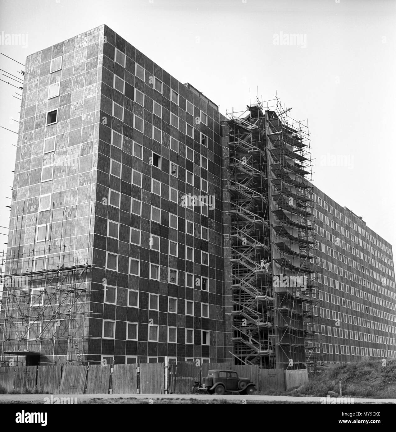 Architecturally interesting is the new Oberfinanzdirektion (chief finance directorate) building, which is currently (August 1955) under construction in Frankfurt am Main. | usage worldwide Stock Photo