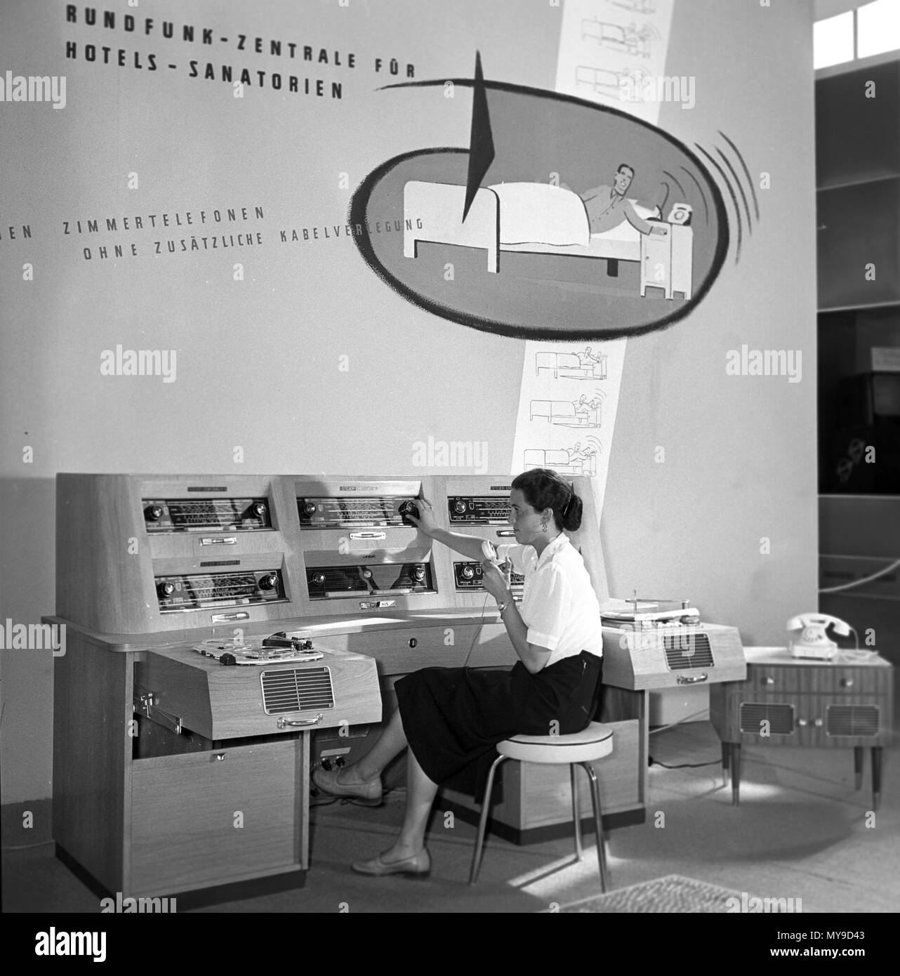 At the German Runfunk, TV and Phono Exhibition in August 1955 in Düsseldorf,  this radio desk, intended for hotel businesses, was presented. The "music  mixer" ensures a clean setting so that every