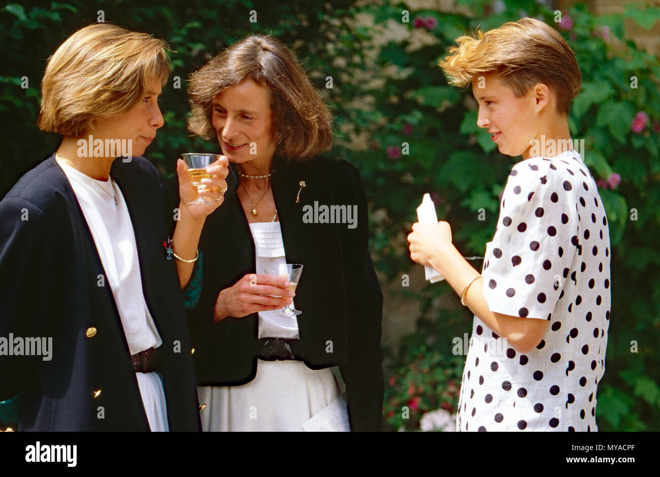 Die Prinzessinnen Micaela (links) und Nataly von Preußen bei der Gedenkfeier zum 200. Todestag von Friedrich II. auf Burg Hohenzollern in Hechingen, Deutschland 1986. Sister princesses Micaela (left) and Nataly of Prussia at the commemoration to the 200th anniversary of death of Prussian king Friedrich II at Hohenzollern castle at Hechingen, Germany 1986. Stock Photo