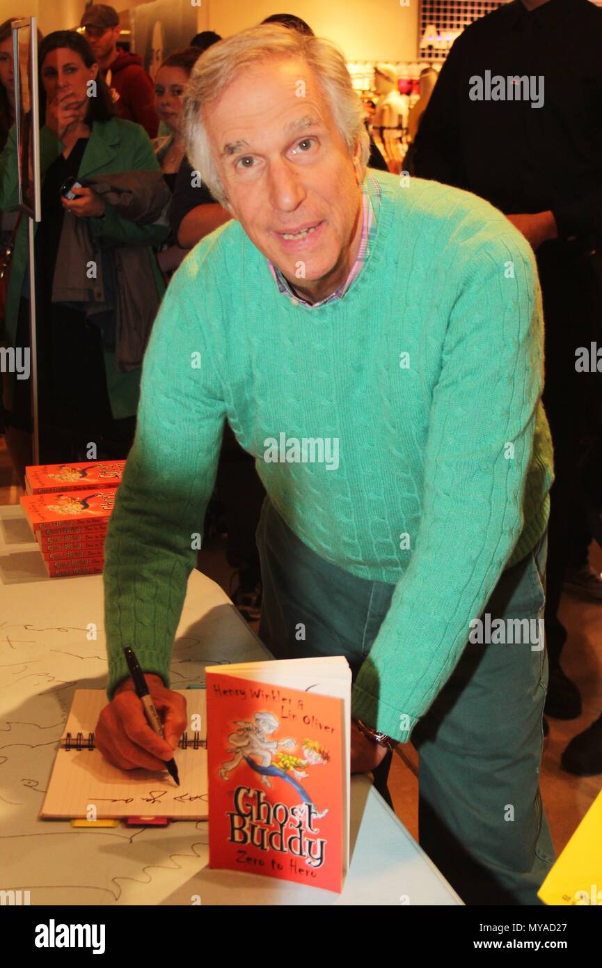Manchester,uk, Henry Winkler signs copies of his childrens book Hank Zipler credit Ian Fairbrother/Alamy Stock Photos Stock Photo