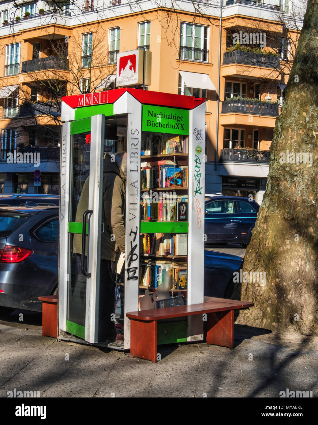 Berlin Rüdesheimer Strasse, BücherboXX 2010 now called Villa Libris.Tiny lending library in a disused and converted telephone booth (type TelH78) Stock Photo