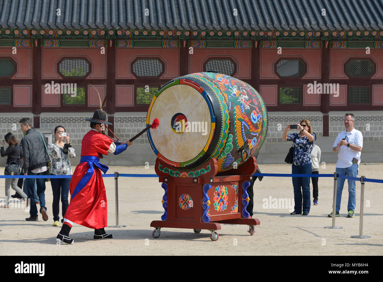 Gyeongbokgung Palace: Changing of the Guard, large painted drum in the Heungnyemun gate courtyard is struck, Jongno-gu, South Korea Stock Photo
