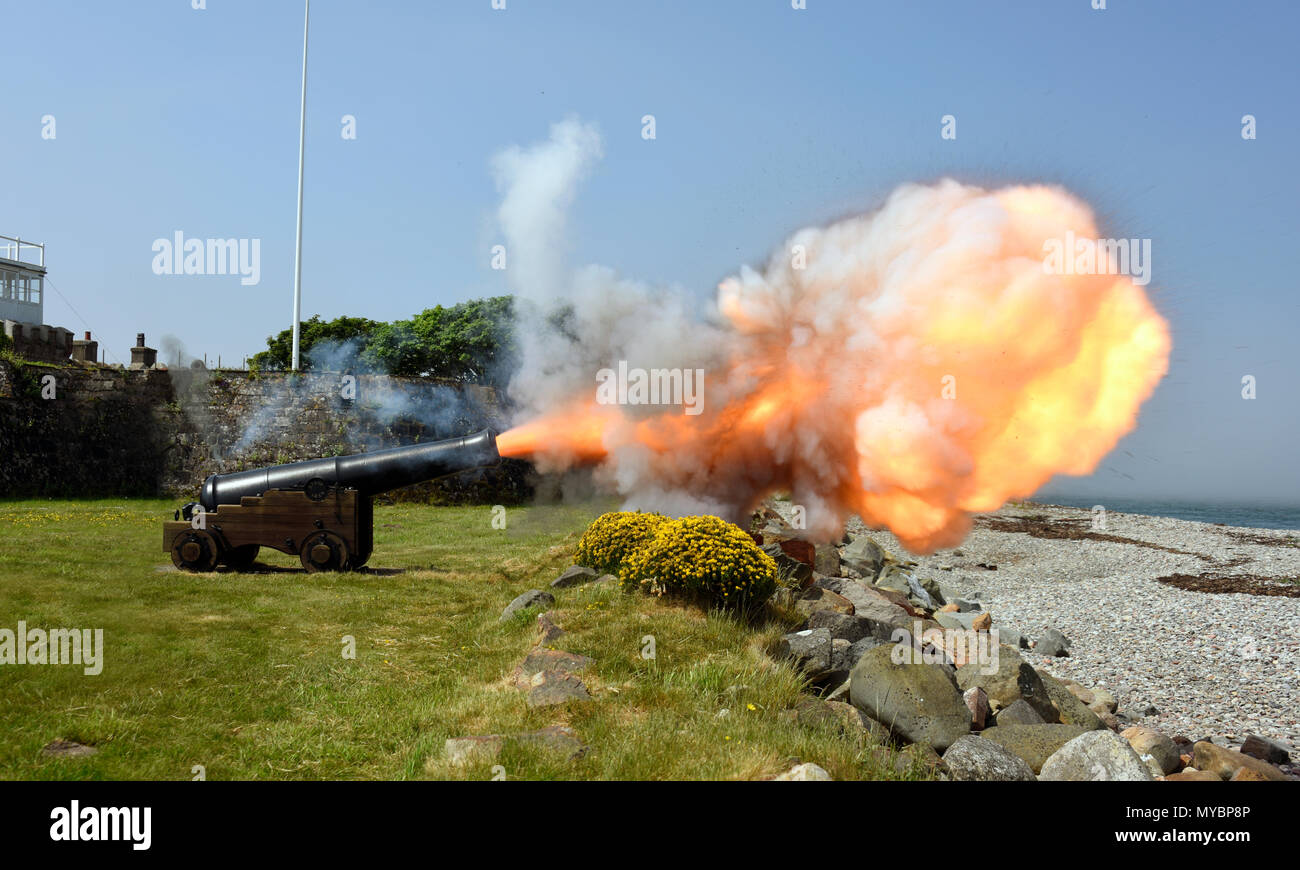 Пушка стреляющая ядрами. Гаубица 2а65 выстрел. Выстрел из орудия. Выстрел из орудия. Полуденный выстрел с петропавловской крепости.