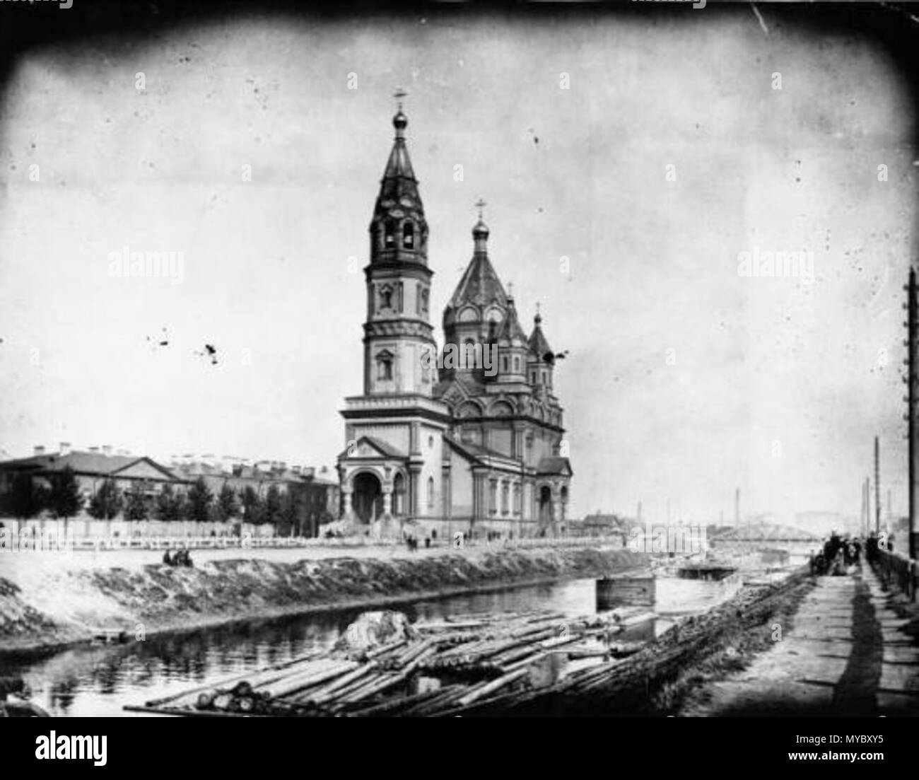 . Deutsch: Kirche zum Heiligen Märtyrer Miron (erbaut 1849–1855, 1934 abgerissen) am Flussufer vom Obwodnyj Kanal, Regimentskirche des Seijner Majestät Leibgarde-Jägerregiment zu Sankt Petersburg, Russland um 1900. English: Church to the Saint martyr Miron (built 1849-1855, 1943 pulled down) on the bank of the Obvodny canal, regiment´s church of the His Majesty Lifeguard Jaeger Regiment to Saint Petersburg, Russia about 1900. Kirche zum Heiligen Märtyrer Miron (erbaut 1849–1855, 1934 abgerissen) am Ufer vom Obwodnyj Kanal, Regimentskirche des Leibgarde Seiner Hoheit Jägerregiment zu Sankt Pete Stock Photo