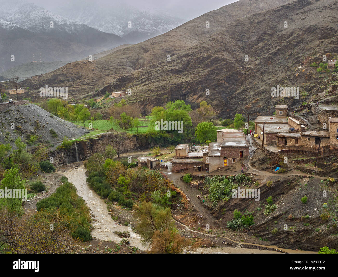 Houses with flat roofs hi-res stock photography and images - Alamy
