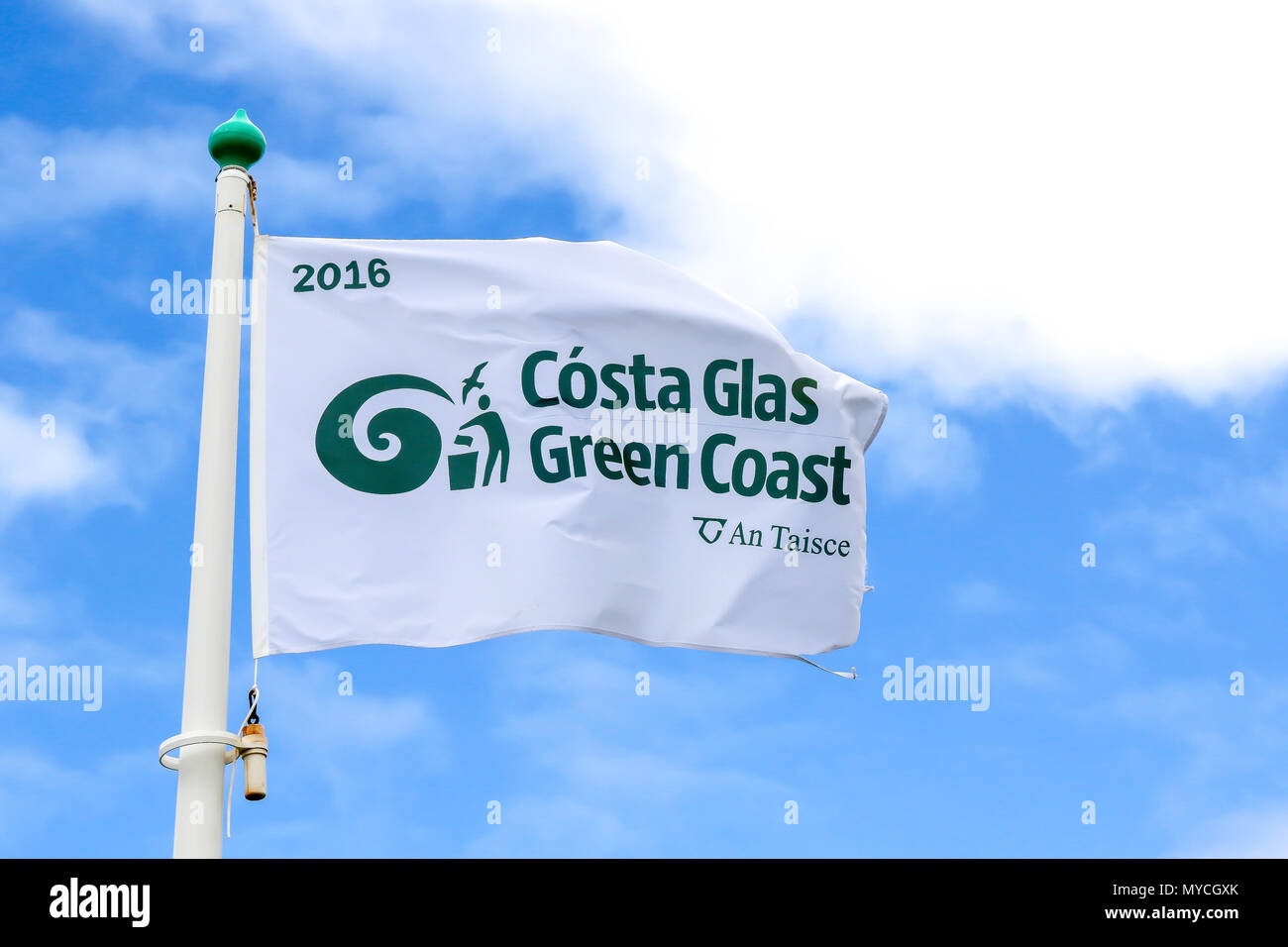 A Green Coast Award Flag on an Irish beach in County Donegal. Stock Photo