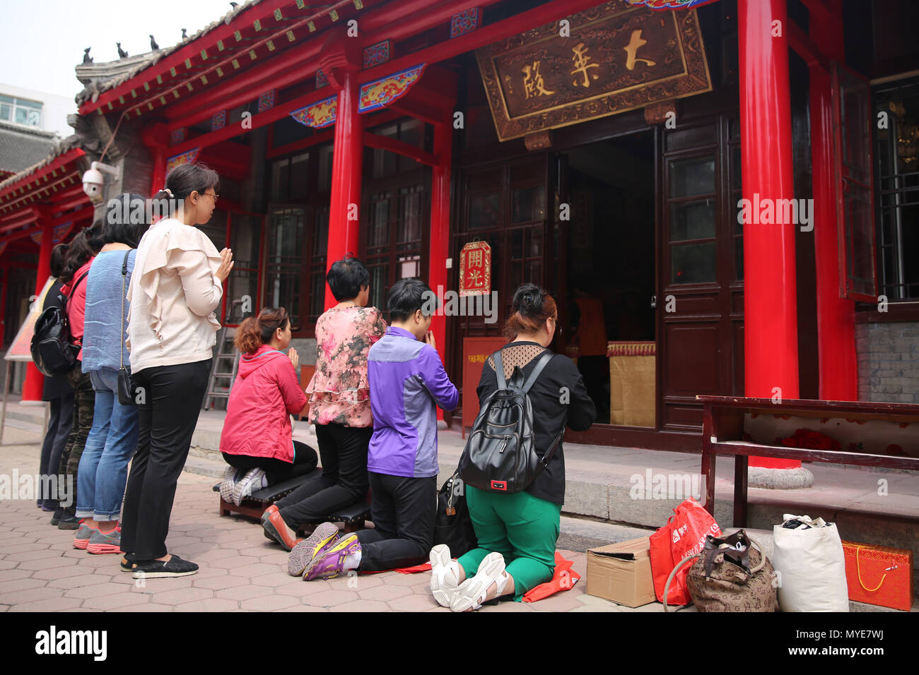 Shenyan, Shenyan, China. 7th June, 2018. Shenyang, CHINA-7th June 2018: Parents pray for good luck at Ci'en Temple while students attend the National College Entrance Examination in Shenyang, northeast China's Liaoning Province. Credit: SIPA Asia/ZUMA Wire/Alamy Live News Stock Photo