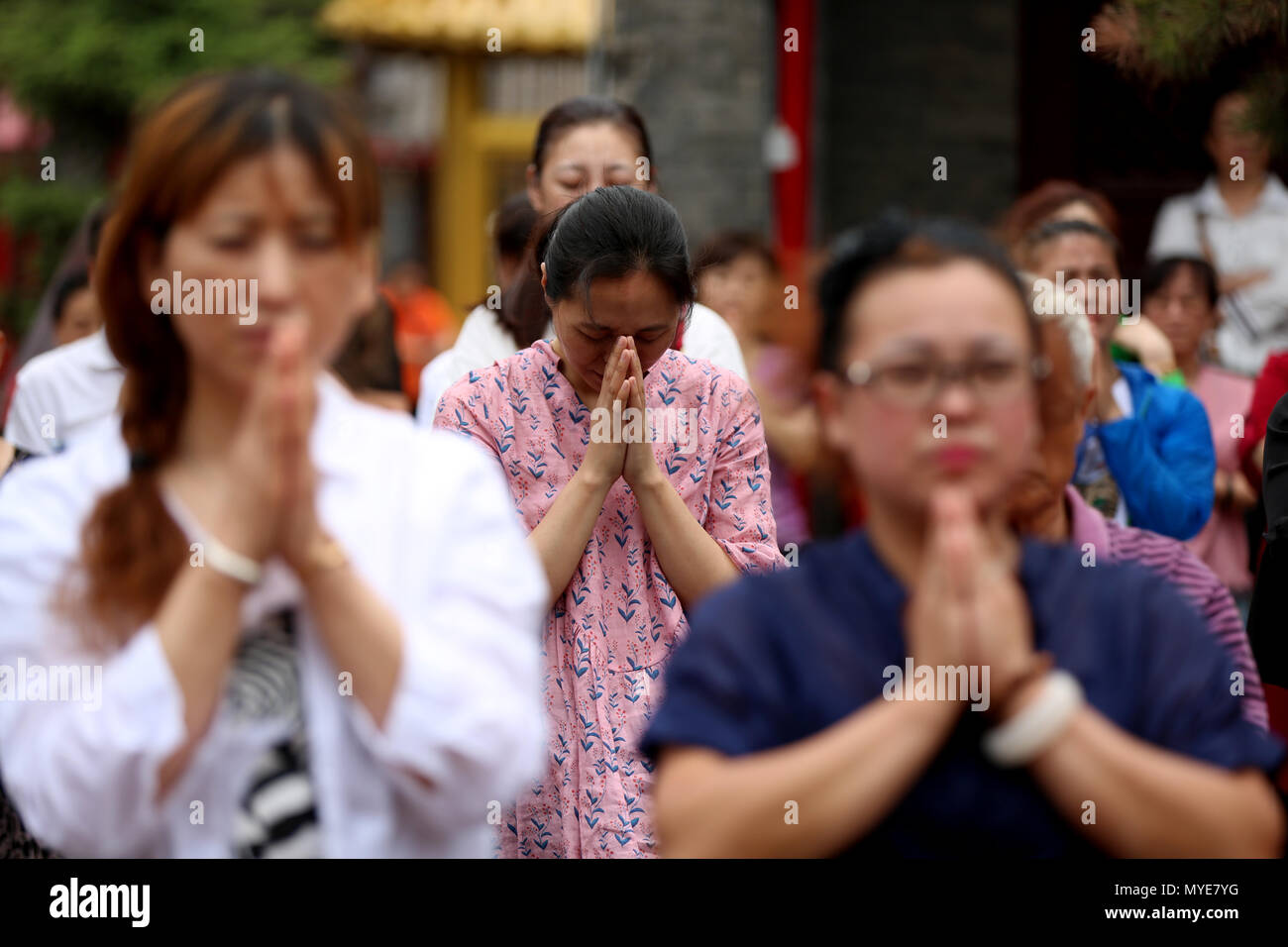 Shenyan, Shenyan, China. 7th June, 2018. Shenyang, CHINA-7th June 2018: Parents pray for good luck at Ci'en Temple while students attend the National College Entrance Examination in Shenyang, northeast China's Liaoning Province. Credit: SIPA Asia/ZUMA Wire/Alamy Live News Stock Photo