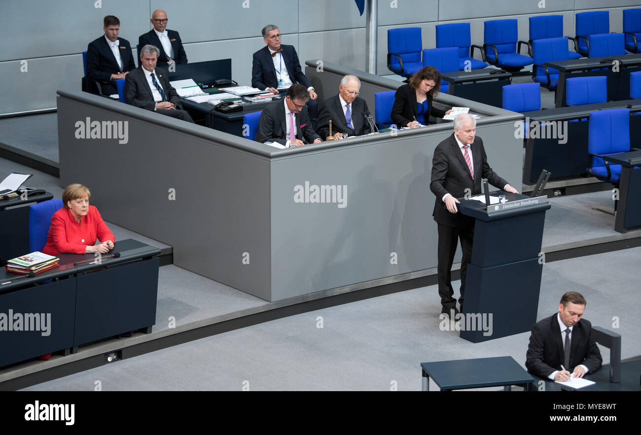 Berlin, Germany. 7th June, 2018. Horst Seehofer of the Christian Social Union (CSU), federal interior minister speaks during a plenary meeting of the German parliament at the Reichstag building. Main themes of the 36th session of the 19th legislature period include new refugee family reunion laws, foreign deployments of the German army, rising rent prices in Germany as well as a committee of inquiry requested by the Free Democratic Party concerning the Federal Office for Migration and Refugees (BAMF) affair. Credit: dpa picture alliance/Alamy Live News Stock Photo