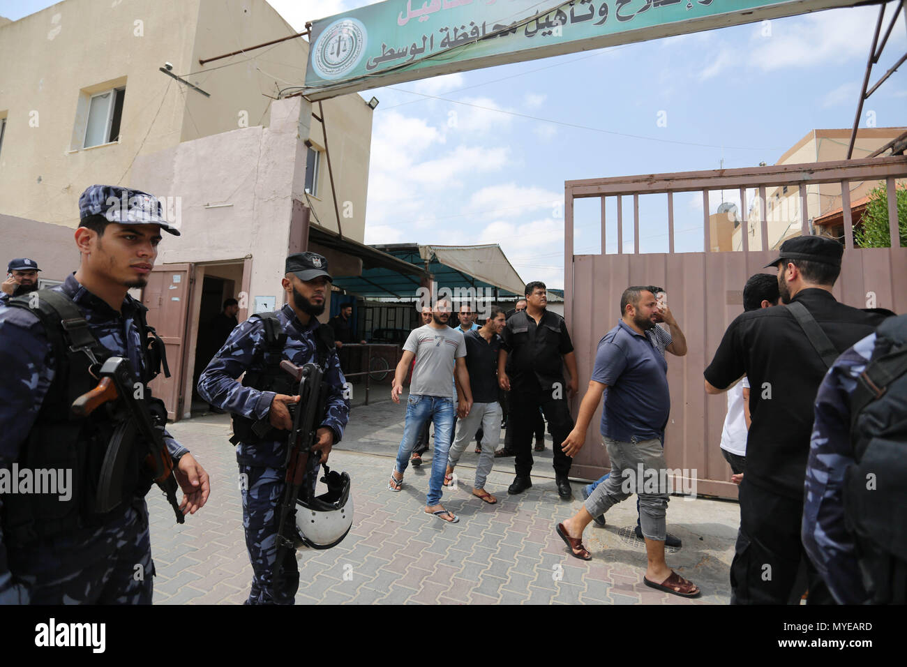 Dair Al Balah, Gaza Strip, Palestinian Territory. 7th June, 2018. Palestinian prisoners leave the prison run by the Ministry of the Interior and National Security in Gaza Strip, in Dair Al Balah in the center of Gaza Strip on June 7, 2018. Security officials in Gaza Strip said on Thursday they released 400 prisoners funded by the international Relief Organization - Germany, occasion of the Muslim holy month of Ramadan Credit: Ashraf Amra/APA Images/ZUMA Wire/Alamy Live News Stock Photo