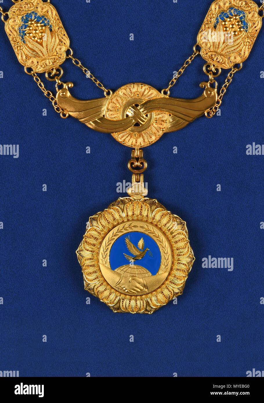 Beijing, China. 7th June, 2018. This photo shows the friendship medal of the People's Republic of China. Credit: Xinhua/Alamy Live News Stock Photo
