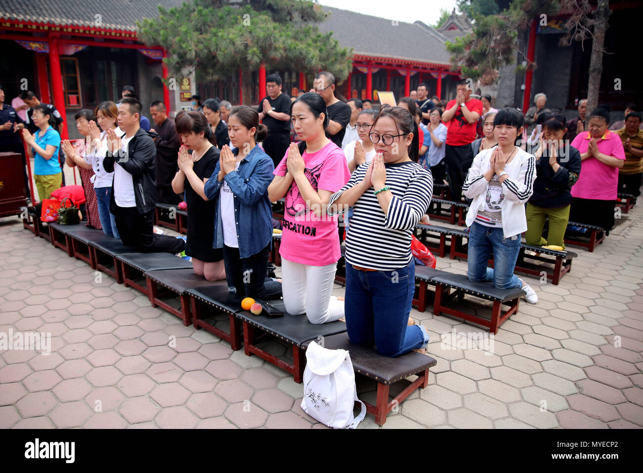 Shenyan, China. 7th June, 2018. Parents pray for good luck at Ci'en Temple while students attend the National College Entrance Examination in Shenyang, northeast China's Liaoning Province. Credit: SIPA Asia/ZUMA Wire/Alamy Live News Stock Photo