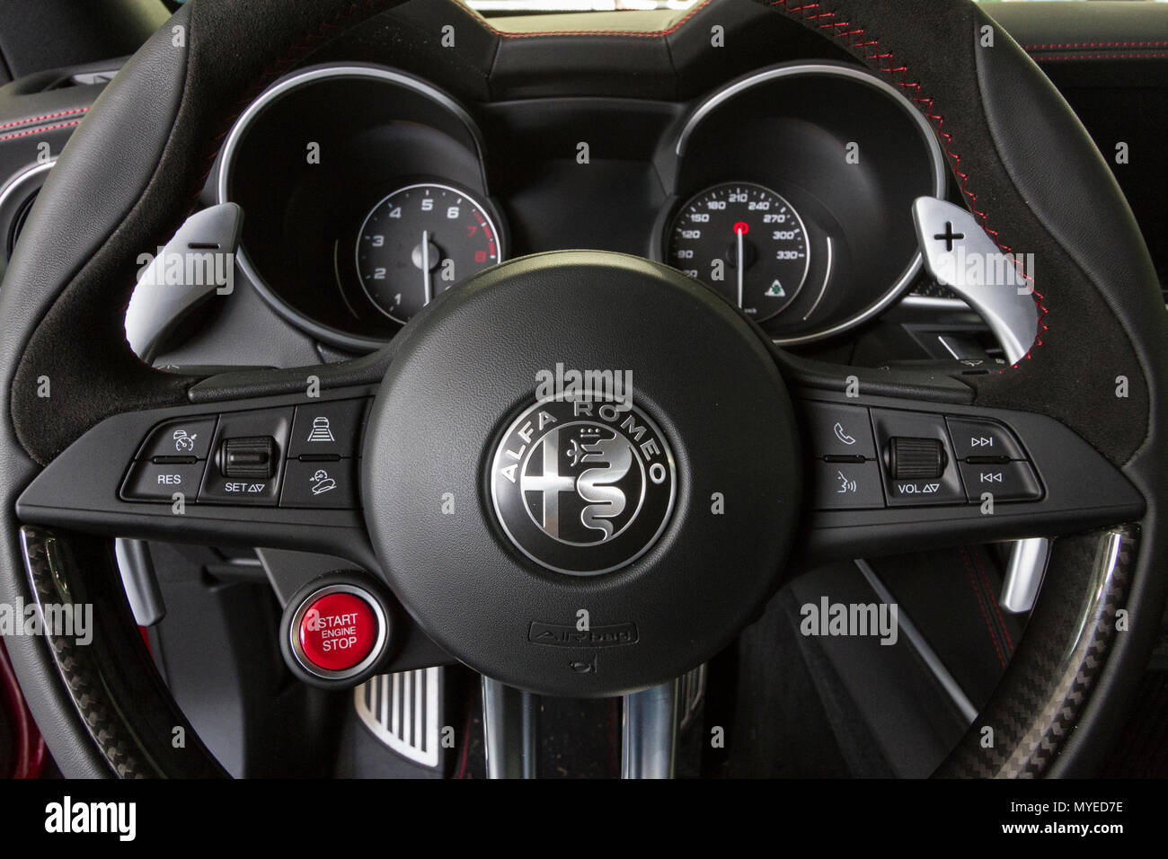 2018 Alfa Romeo Stelvio Quadrifoglio Interior Dashboard Photos