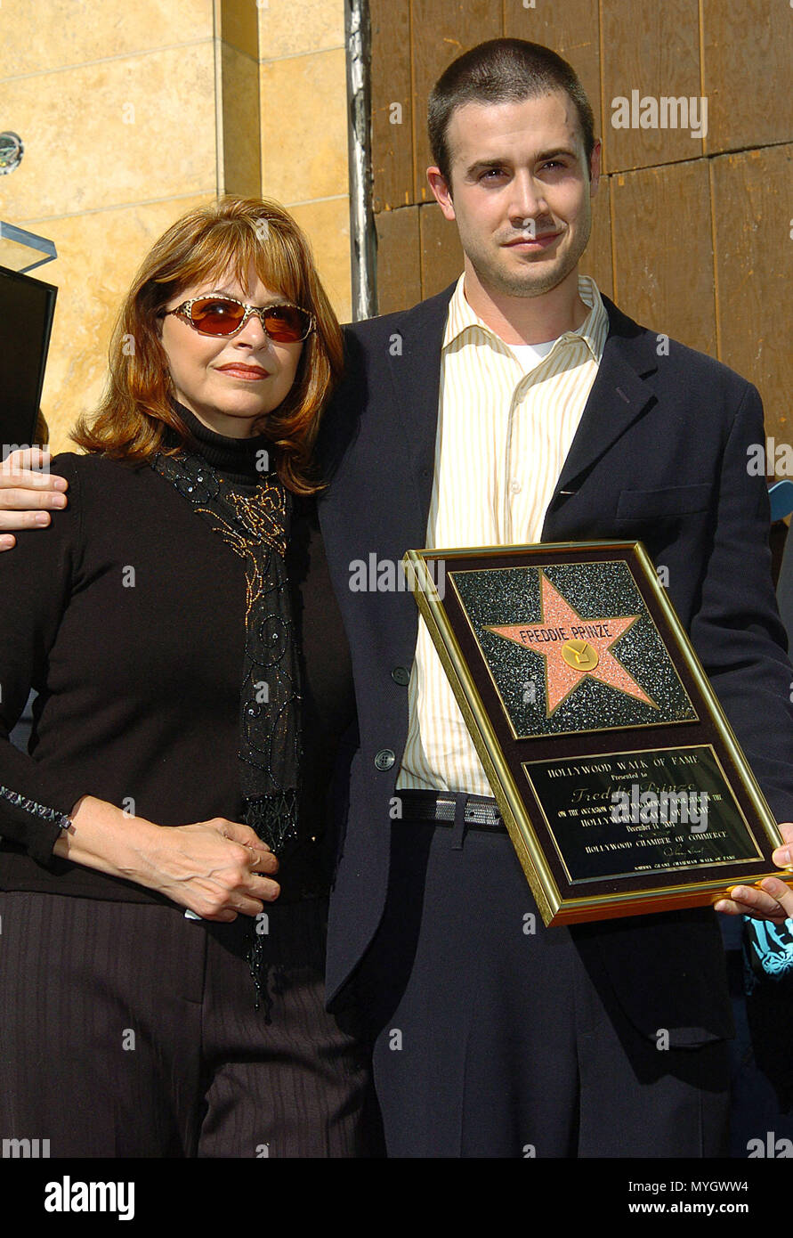 Freddy Prinze jr (posing with his mom) received on behalf of his father