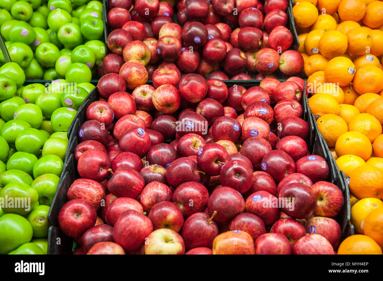 Apples and Oranges in Supermarket Stock Photo Alamy