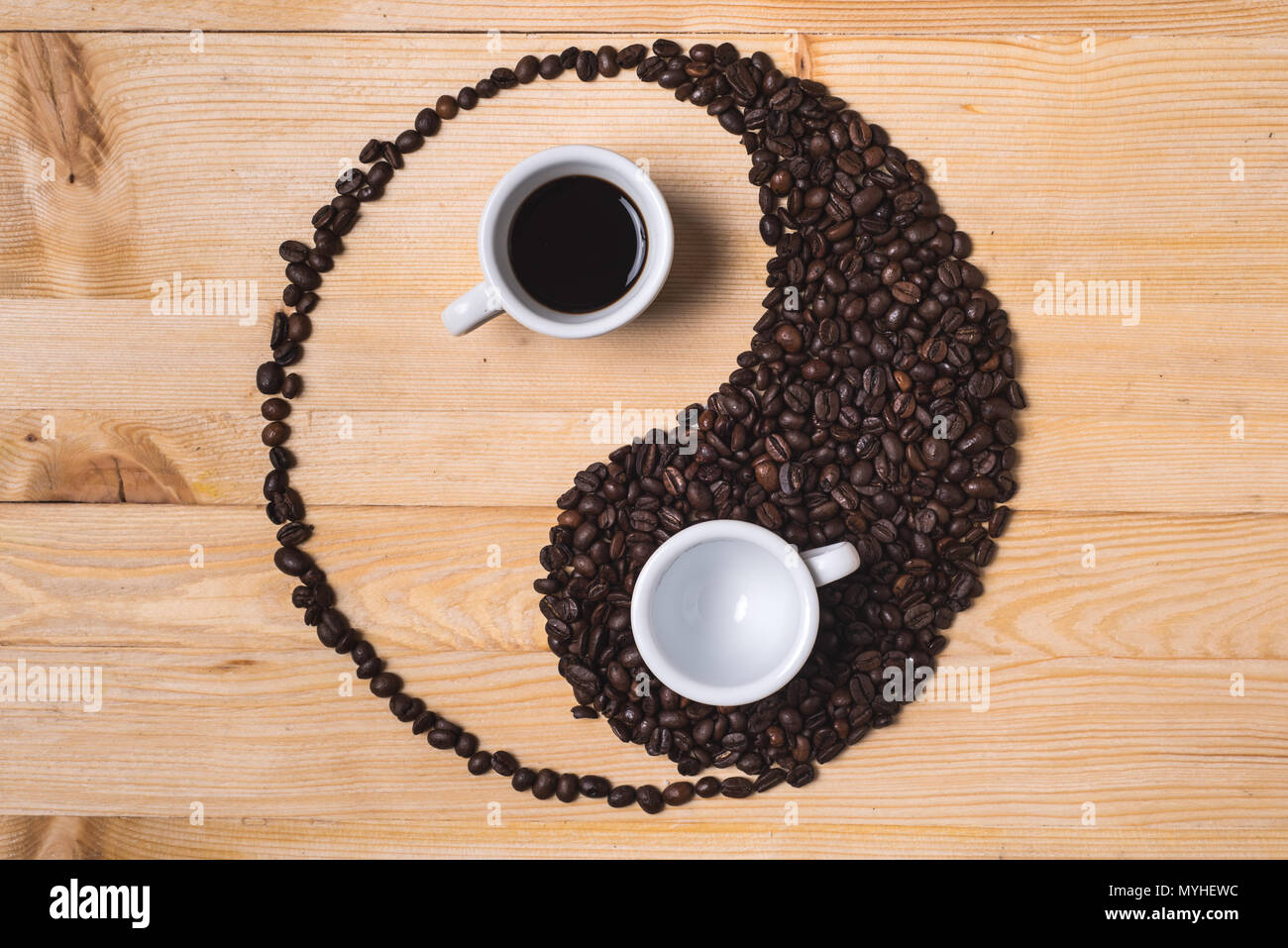 Кофе в виде инь янь. Кофейный инь янь. Кофе в стиле инь янь. Кофейное зерно в виде инь янь. Инь янь из кофейных зерен.