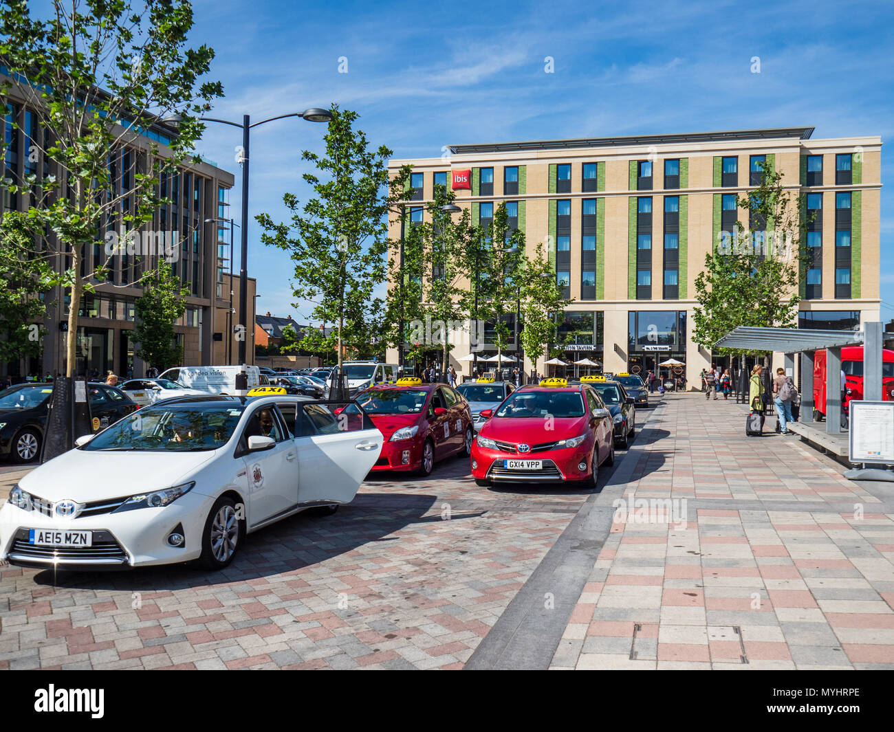 Taxis in front of Cambridge Station in the new Station Redevelopment at Station Square Stock Photo