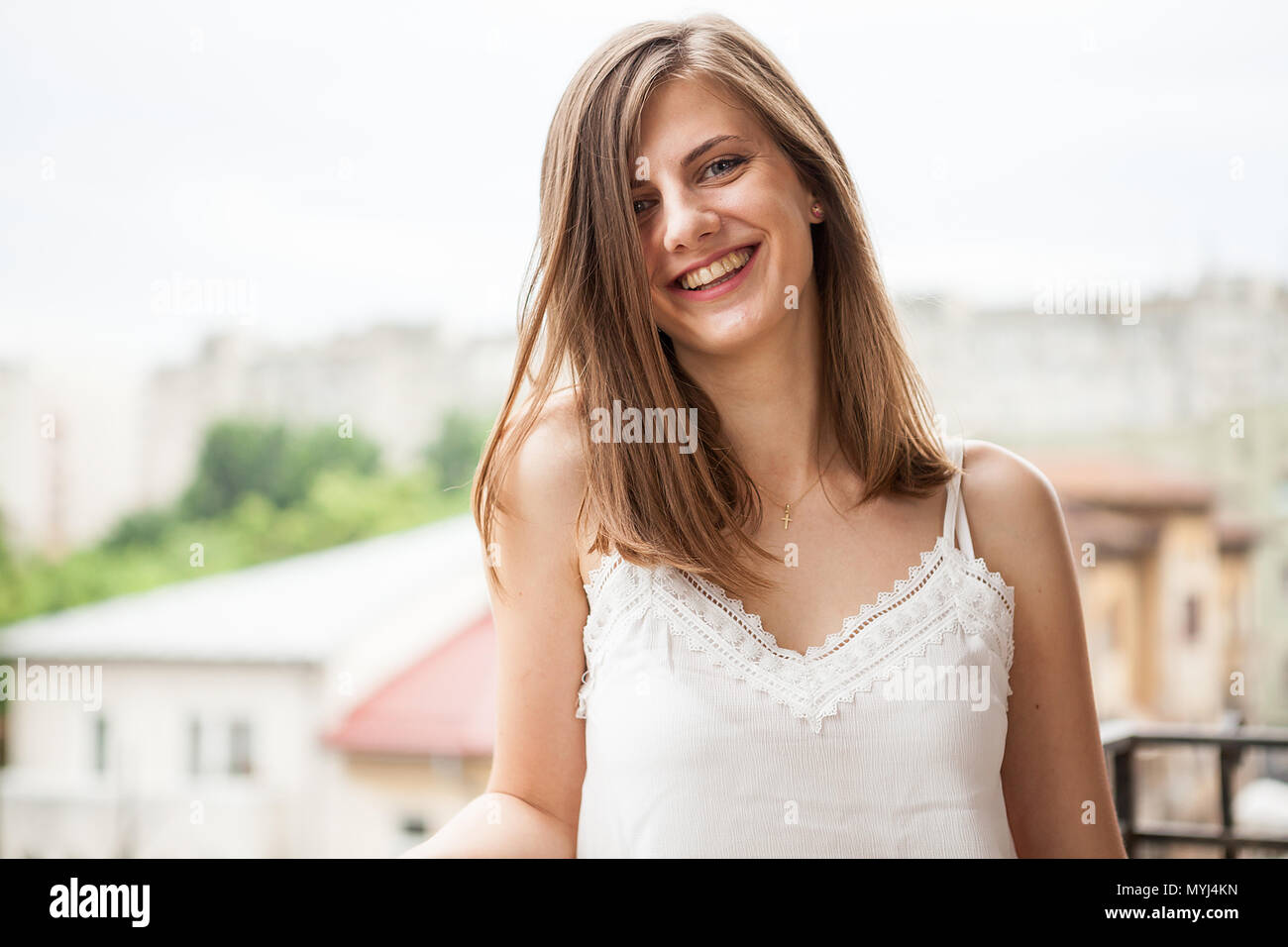 Portrait of a woman with brown hair smiling at camera Stock Photo - Alamy