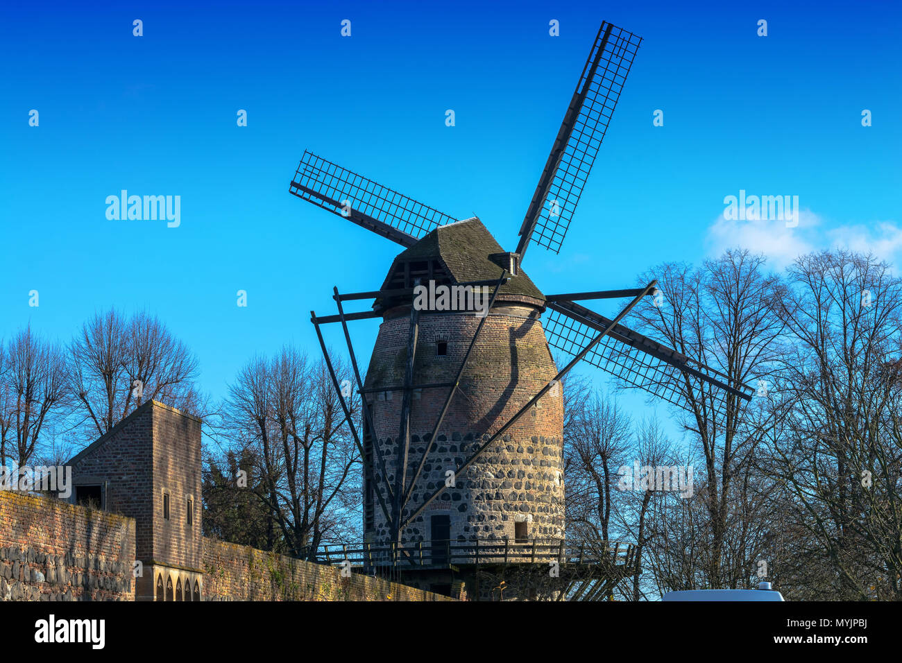 Windmühle in Zons aus 18. Jahrhundert ist ein Bau mit sieben Etagen vom Typ einer  Turmwindmühle. Stock Photo