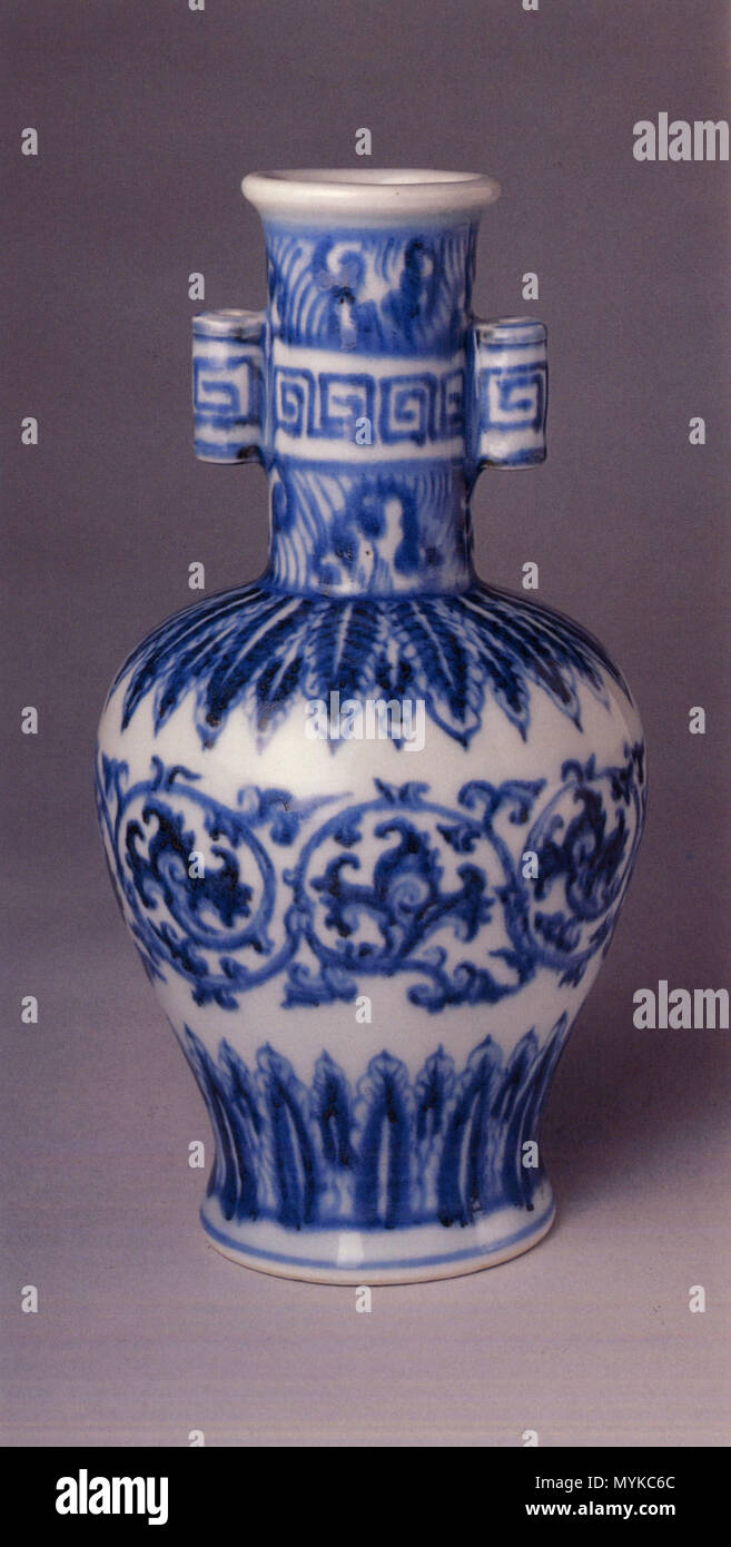 364 Ming dynasty Xuande mark and period (1426–35) imperial blue and white vase, from The Metropolitan Museum of Art. 明宣德 景德鎮窯青花貫耳瓶, 纽约大都博物馆 Stock Photo