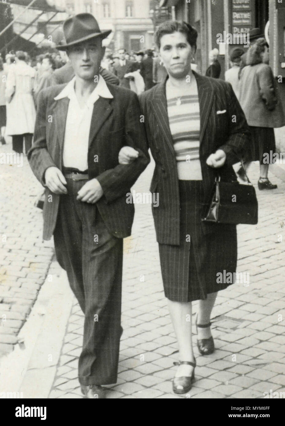 1940s woman hat hi-res stock photography and images - Alamy