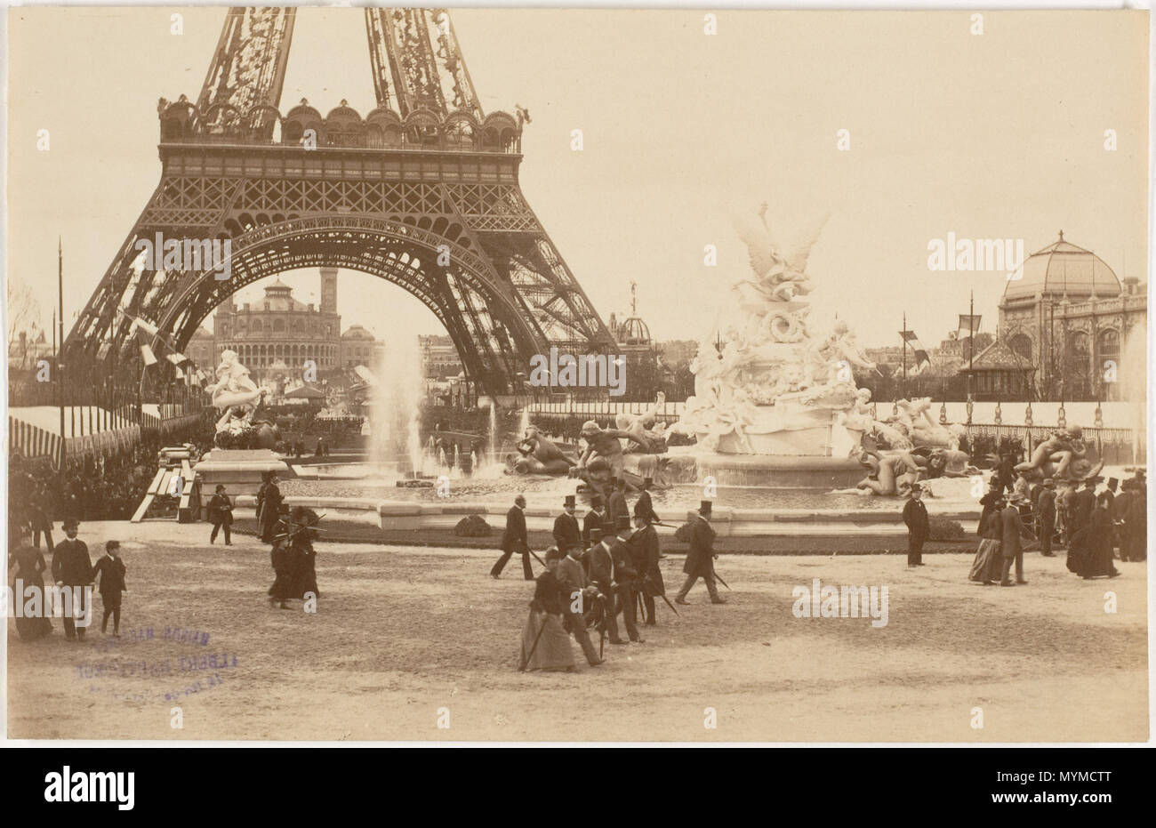 . English: Black and white photograph taken during the Exposition Universelle (1889) from the Champ-de-Mars towards the Trocadero palace (1878) showing the Monumental fountain (1889) in the foreground, the Eiffel Tower arch and, on the right hand, the main entrance of thePalace of Fine-Arts. The striped tents on both sides of the Champ-de-Mars, typical for the 1889 exposition and the Palace of Fine Arts were distroyed after the event. 1889. Unknown 408 Paris Exposition 1889 Champ-de-Mars towards Trocadero Stock Photo