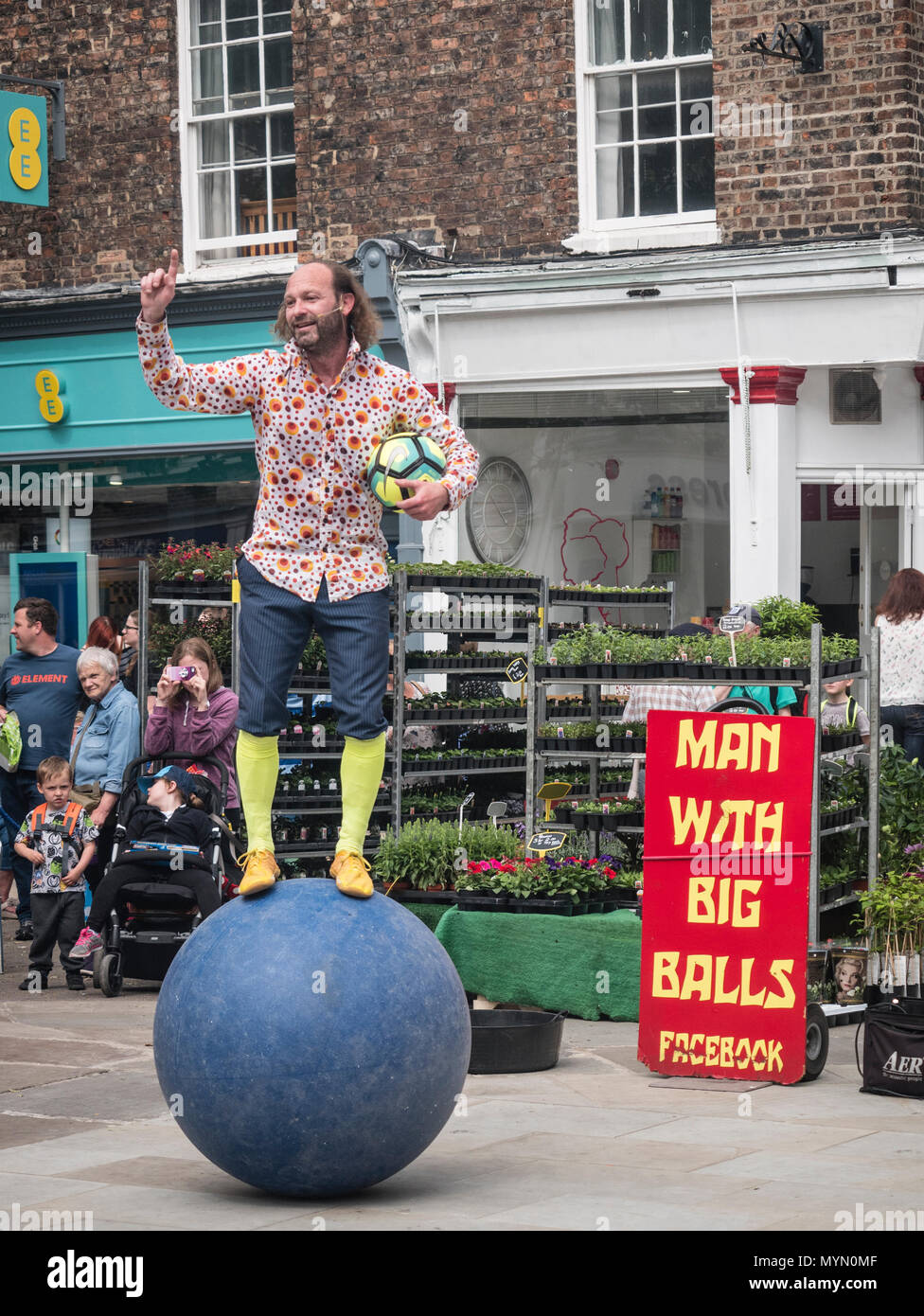 Juggler Street Act Hi Res Stock Photography And Images Alamy