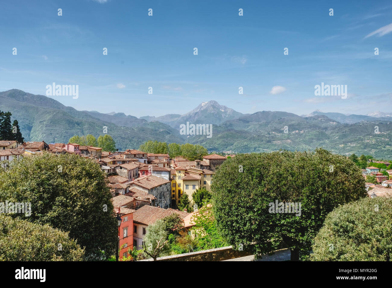 Tuscany Holiday. Bergdorf in der Garfagnana. Blick auf das Bergpanorama mit dem Monte Forato Stock Photo