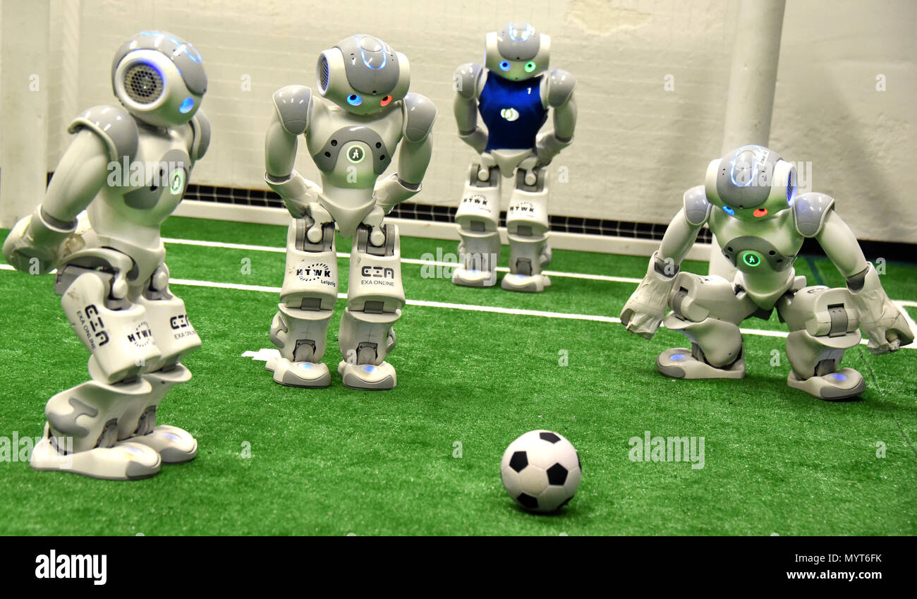 06 June 2018, Leipzig, Germany: In the robotics laboratory of the  University of Applied Sciences HTWK in Leipzig, the computer science  students Daniel Weiß and Marvin Jenkel (r-ll) of the Nao team