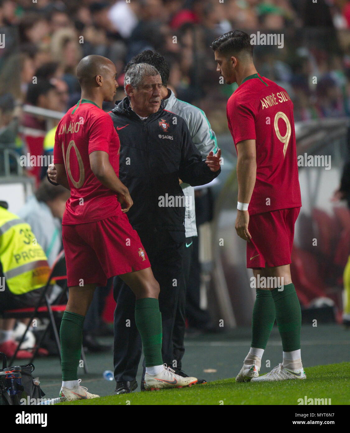 Lisbon, Portugal. 7th June, 2018. Portugal's head coach Fernando Santos (C) talks with his players Joao Mario (L) and Andre Silva during the international friendly soccer match between Portugal and Algeria at Luz Stadium in Lisbon, Portugal, on June 7, 2018. Portugal won 3-0. Credit: Zhang Liyun/Xinhua/Alamy Live News Stock Photo