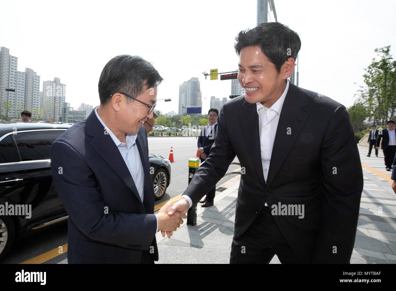 08th June 2018 Deputy Pm Kim Dong Yeon At Starfield Finance Minister Kim Dong Yeon L Meets With Shinsegae Vice Chairman Chung Yong Jin At The Retail Giant S Shopping Complex Starfield In Hanam Gyeonggi Province