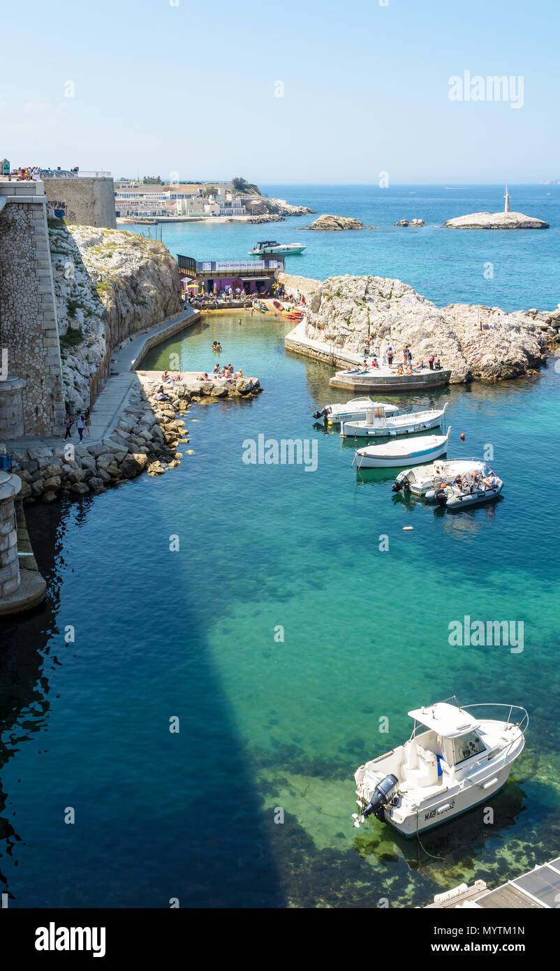 The municipal leisure center of 1st and 7th districts is set up in the Vallon des Auffes with bar, patio, sunbathing platforms and access to the sea. Stock Photo