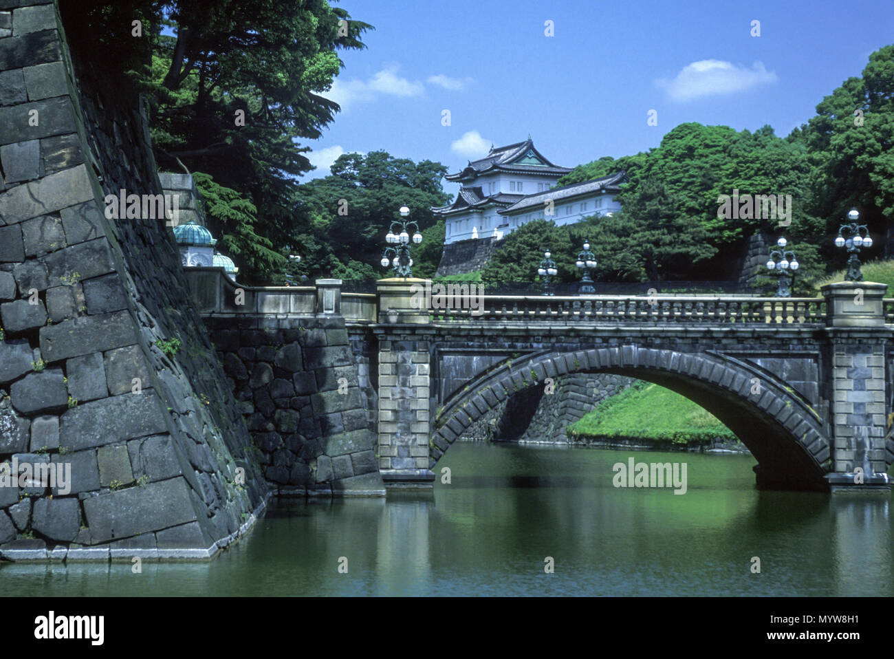 I1992 HISTORICAL IMPERIAL PALACE GARDENS NIJUBASHI BRIDGE TOKYO JAPAN Stock Photo