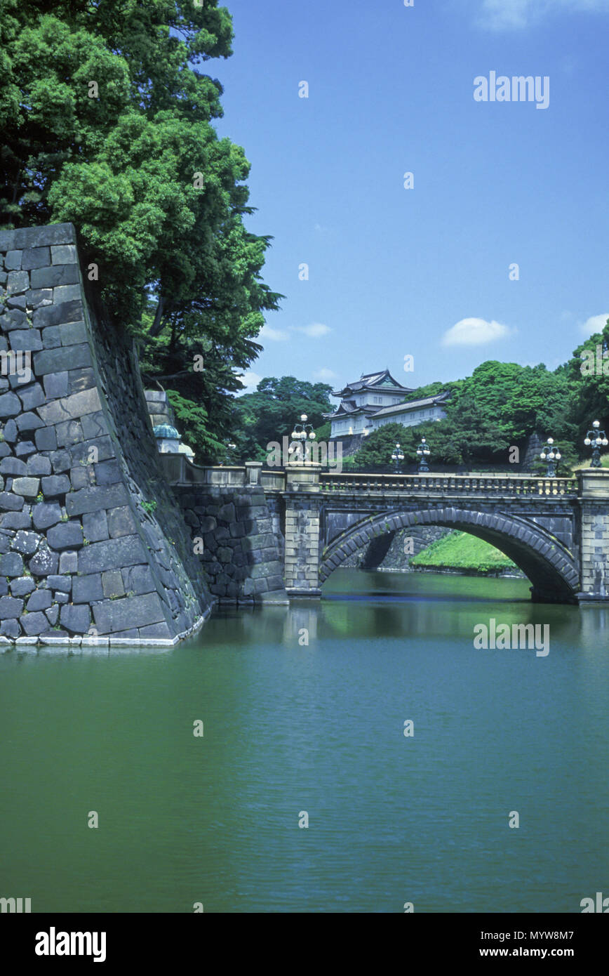 I1992 HISTORICAL IMPERIAL PALACE GARDENS NIJUBASHI BRIDGE TOKYO JAPAN Stock Photo