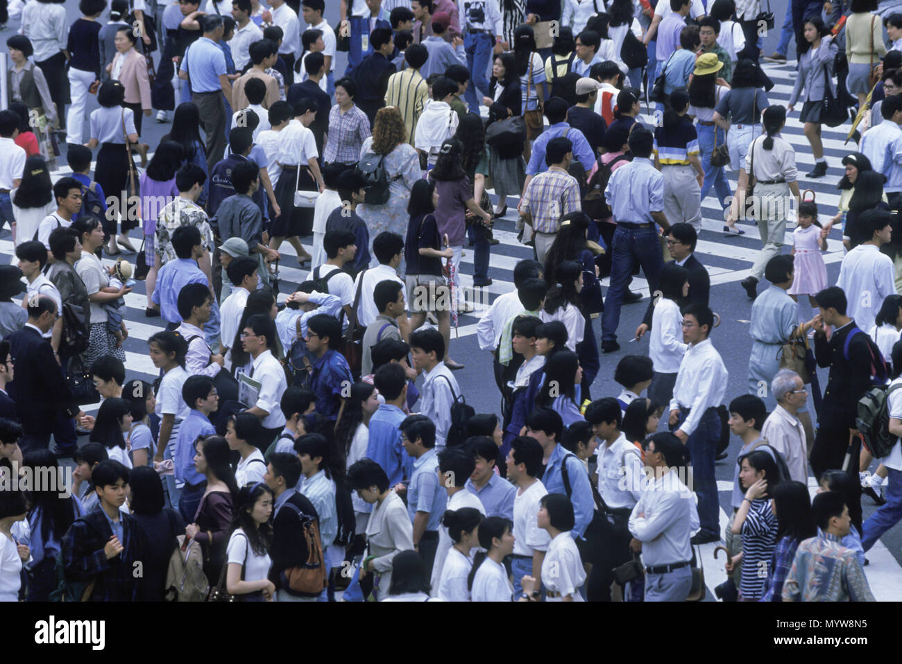 1992 HISTORICAL PEOPLE CROSSING ROAD INTERSECTION SHIBUYA TOKYO JAPAN Stock Photo