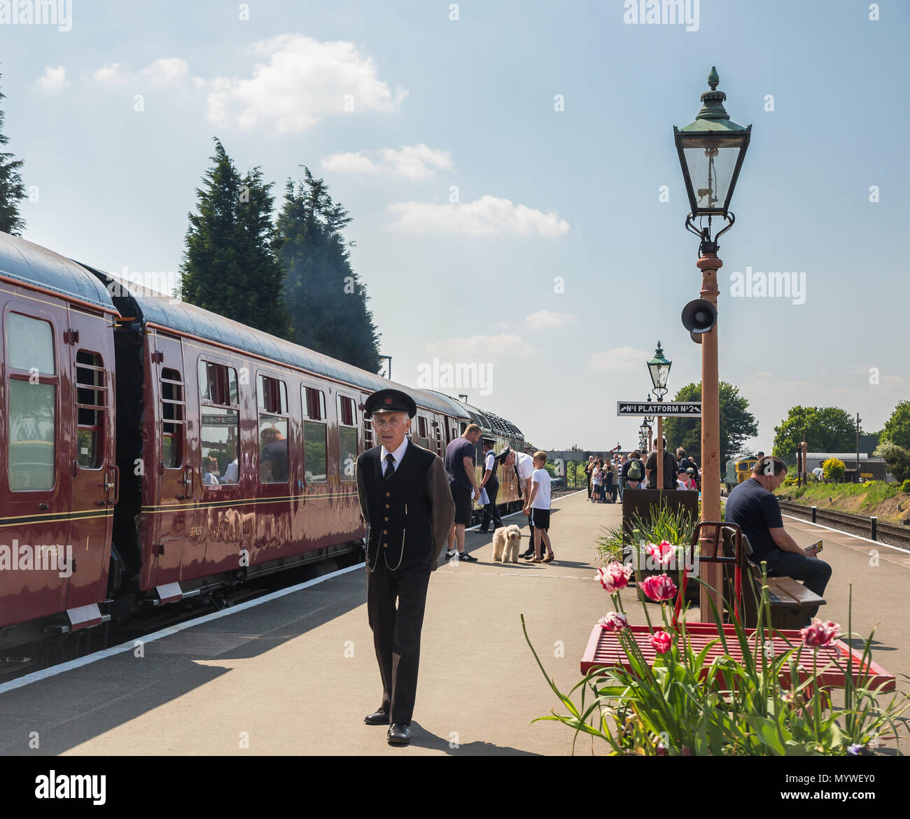 Severn Valley Heritage Railway, Kidderminster in the sun. Vintage diesel engine & carriages await departure. Stock Photo