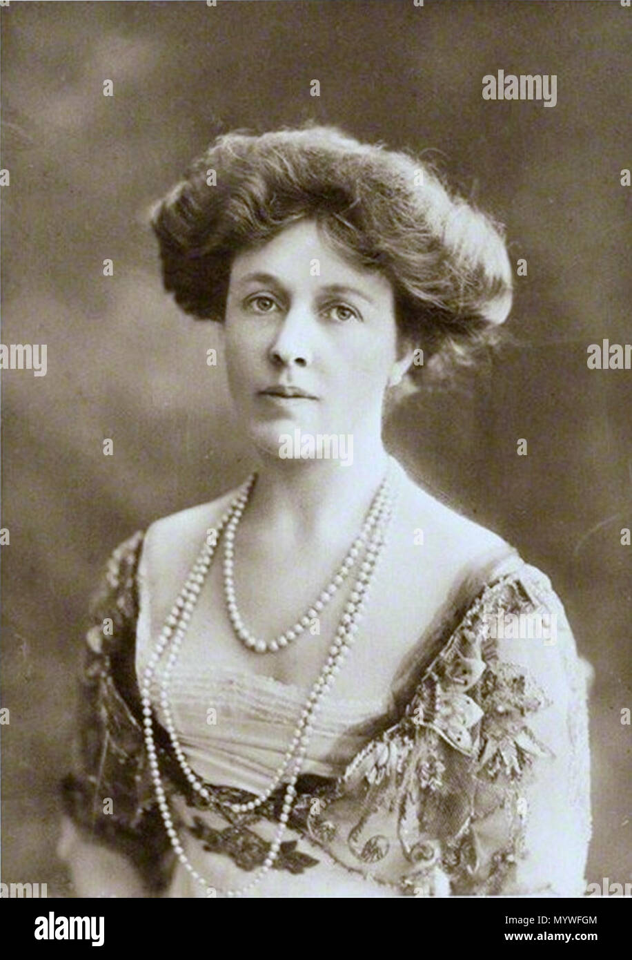 . English: Lady Monica Lilly Bullough was born in Christchurch, New Zealand on 7 April 1869. Her mother died the following day. She is the eldest daughter of French aristocrat Gerard Gastavus Ducarel (1838-1916), fourth Marquis de la Pasture and Léontine Standish (1843-1869). Monique marries first Charles Edward Nicholas Charrington on 19 March 1889. From this marriage was born the following year, Dorothea Elizabeth Charrington. This marriage is a failure and the divorce is pronounced on 25 May 1903. A month later, Monique Ducarel de la Pasture married Sir George Bullough (1870-1939), 1st Baro Stock Photo