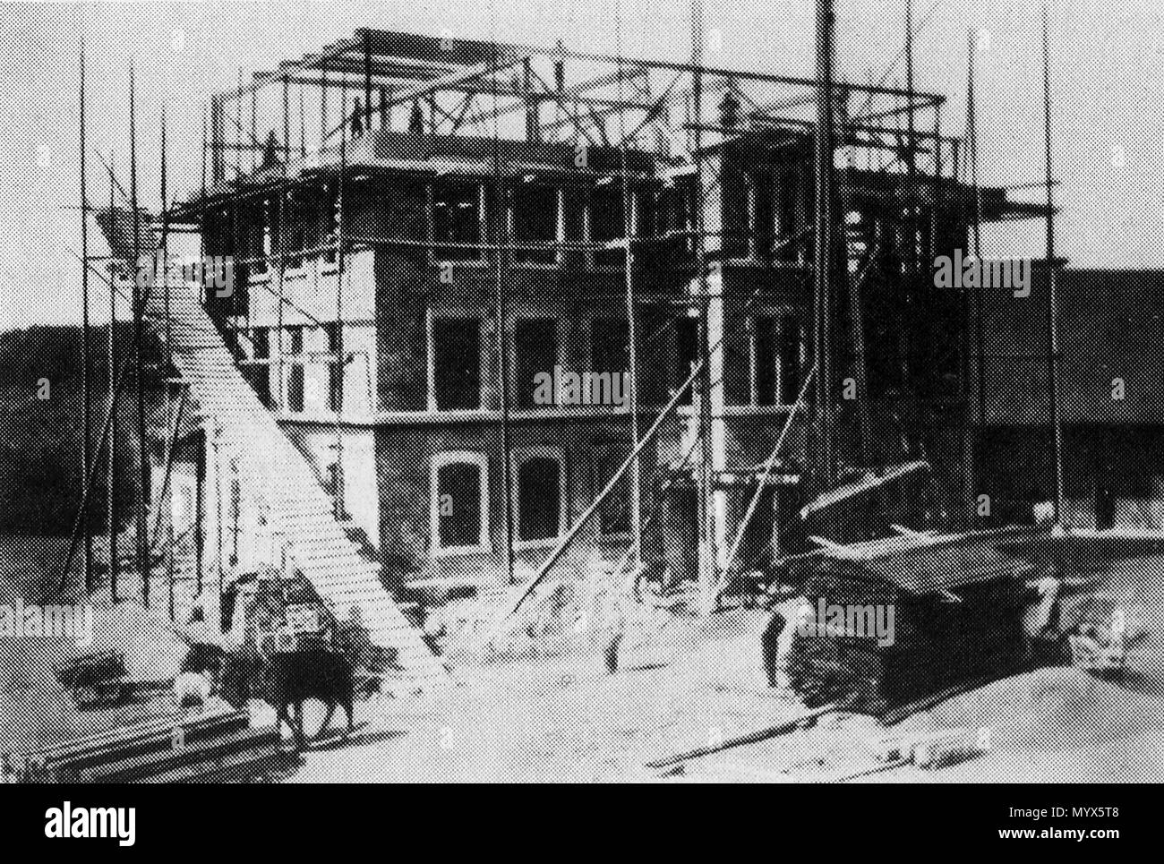 Deutsch Bau Des Alten Primarſchulhausses Von Baſſersdorff Im Jahre 1904 English Schoolhouſe Of Baſſersdorff Under Conſtruction 1904 Francais Conſtruction De La Vieille Ecole Primaire De Baſſersdorf En 1904 1904 Unknown 1