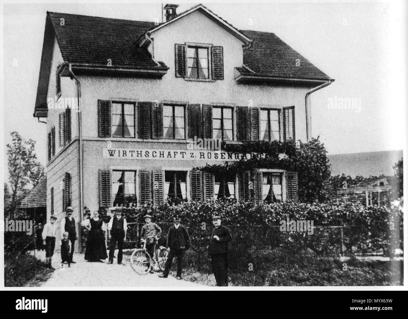 . Deutsch: Wirthſchafft zum Roſengarten am Bahnhofplatze zů Baſſersdorf, erbaut 1878/’79, abgebrochen 1959.  . circa 1905. Unknown 3 RosengartenBassersdorffI Stock Photo