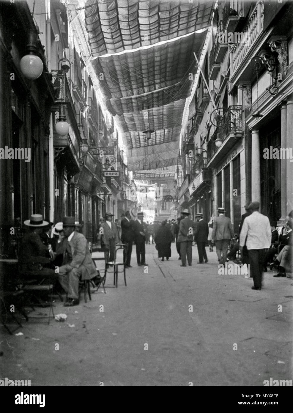 . Español: Vista de la calle Sierpes de Sevilla en 1918.  . 1918. Anonymous 19 Calle sierpes 1918 001 Stock Photo